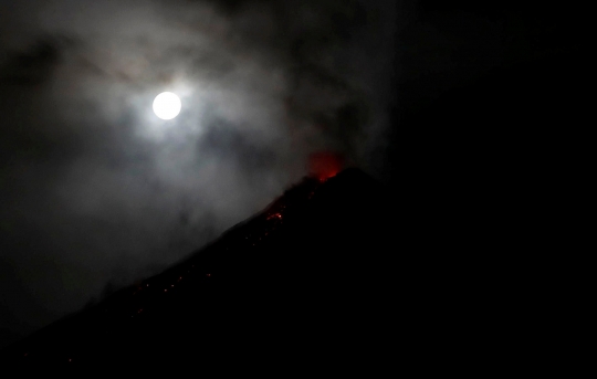 Penampakan supermoon di tengah erupsi Gunung Mayon