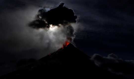 Penampakan supermoon di tengah erupsi Gunung Mayon