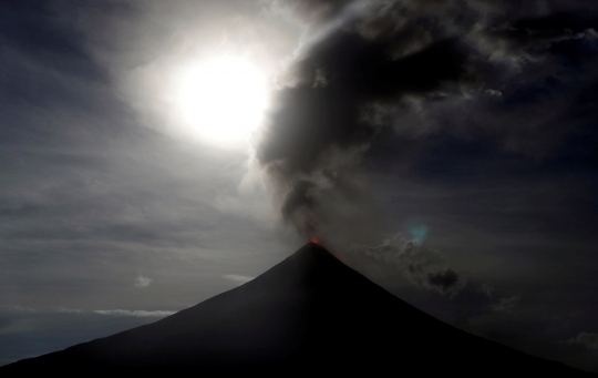 Penampakan supermoon di tengah erupsi Gunung Mayon