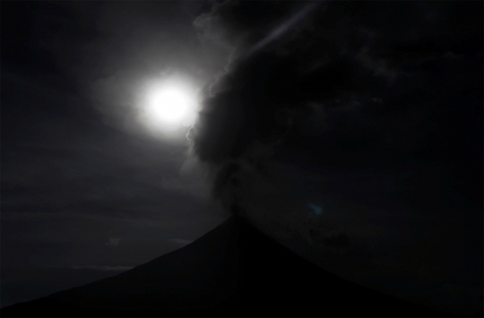 Penampakan supermoon di tengah erupsi Gunung Mayon