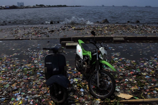 Begini kotornya laut Jakarta dicemari sampah plastik