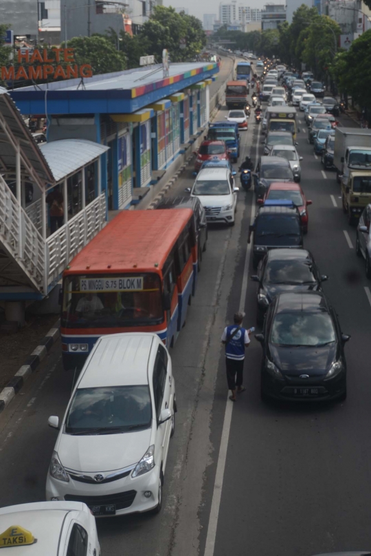 Suasana Jalan Mampang yang akan berubah nama