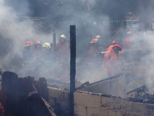 Toko kayu di Ciputat ludes terbakar