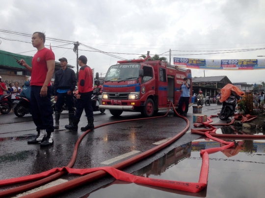 Toko kayu di Ciputat ludes terbakar