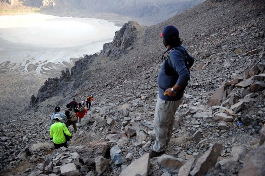 Menjelajahi indahnya kawah di tengah gurun pasir Saudi