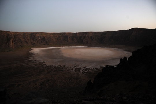 Menjelajahi indahnya kawah di tengah gurun pasir Saudi