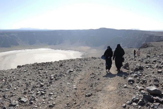 Menjelajahi indahnya kawah di tengah gurun pasir Saudi