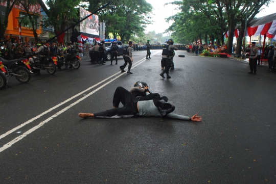 Aksi aparat Polresta Bogor Kota dalam simulasi pengamanan Pilkada 2018