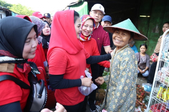 Gaya Puti blusukan ke pasar tradisional Ngawi