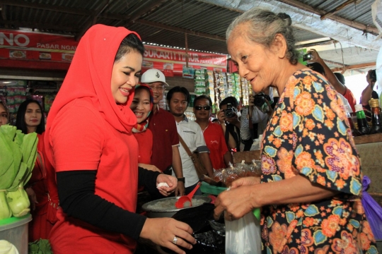 Gaya Puti blusukan ke pasar tradisional Ngawi