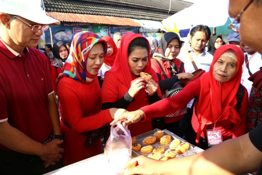 Gaya Puti blusukan ke pasar tradisional Ngawi