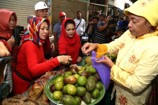 Gaya Puti blusukan ke pasar tradisional Ngawi