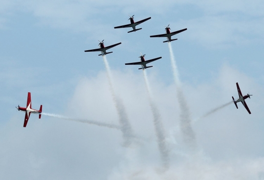 Penampilan memukau tim Jupiter TNI AU di Singapore Airshow 2018