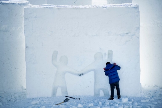 Meriahkan Olimpiade PyeongChang 2018, seniman siapkan patung es raksasa