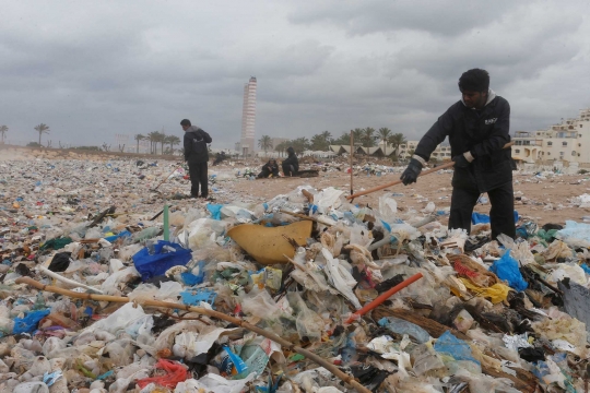 Penampakan mengerikan hamparan sampah di pantai Lebanon