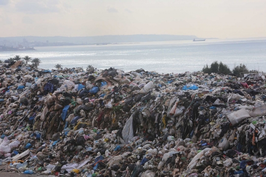 Penampakan mengerikan hamparan sampah di pantai Lebanon