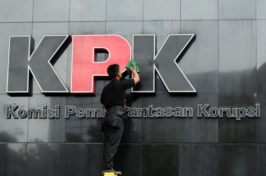 Melihat proses pembersihan logo Gedung KPK