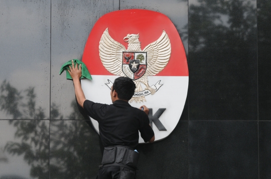 Melihat proses pembersihan logo Gedung KPK