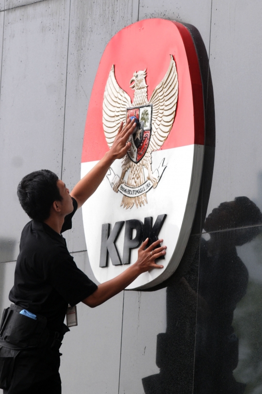 Melihat proses pembersihan logo Gedung KPK