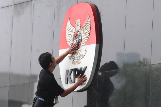 Melihat proses pembersihan logo Gedung KPK