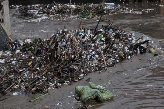 Sampah di pintu air Manggarai capai 200 ton akibat banjir kiriman