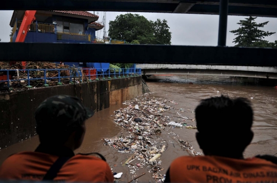 Sampah di pintu air Manggarai capai 200 ton akibat banjir kiriman