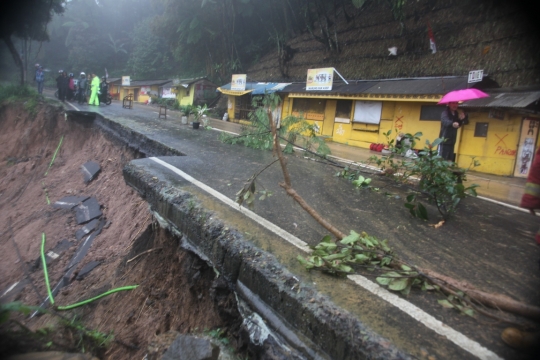 TNI, Polri, BPBD dan PMI bersatu evakuasi material longsor di Puncak