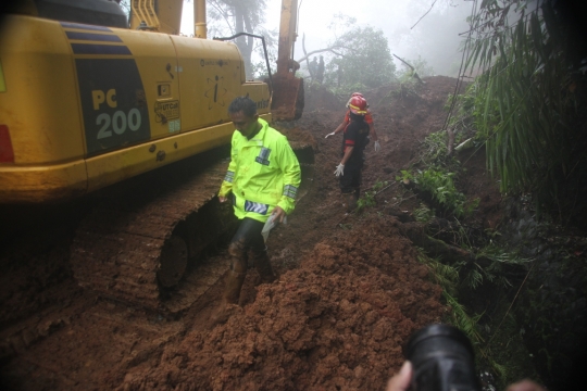 TNI, Polri, BPBD dan PMI bersatu evakuasi material longsor di Puncak