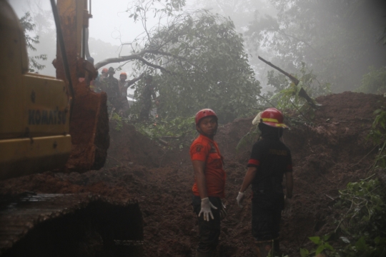 TNI, Polri, BPBD dan PMI bersatu evakuasi material longsor di Puncak