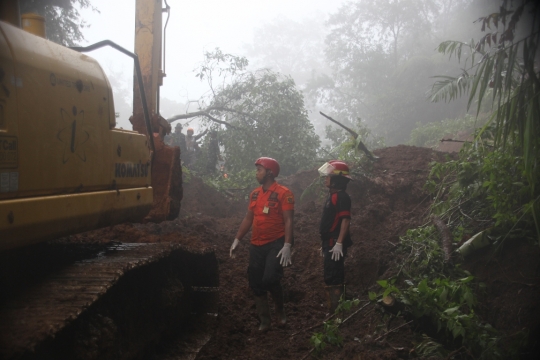TNI, Polri, BPBD dan PMI bersatu evakuasi material longsor di Puncak