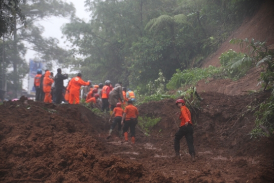 TNI, Polri, BPBD dan PMI bersatu evakuasi material longsor di Puncak