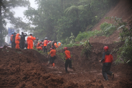 TNI, Polri, BPBD dan PMI bersatu evakuasi material longsor di Puncak