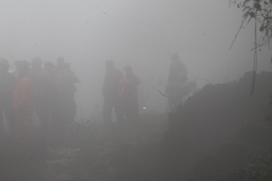 Kabut warnai proses evakuasi dan pencarian korban hilang akibat longsor di Puncak