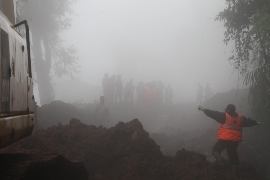 Kabut warnai proses evakuasi dan pencarian korban hilang akibat longsor di Puncak