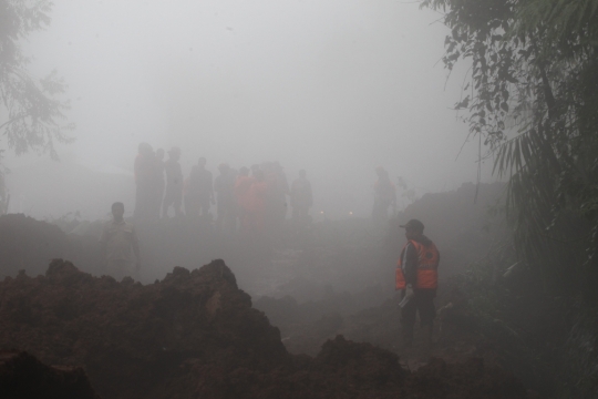 Kabut warnai proses evakuasi dan pencarian korban hilang akibat longsor di Puncak