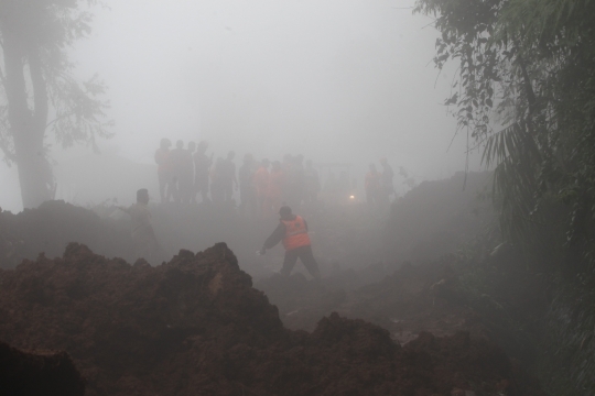 Kabut warnai proses evakuasi dan pencarian korban hilang akibat longsor di Puncak