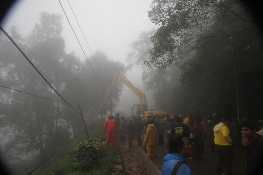 Kabut warnai proses evakuasi dan pencarian korban hilang akibat longsor di Puncak