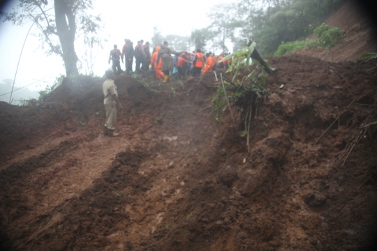 Kabut warnai proses evakuasi dan pencarian korban hilang akibat longsor di Puncak