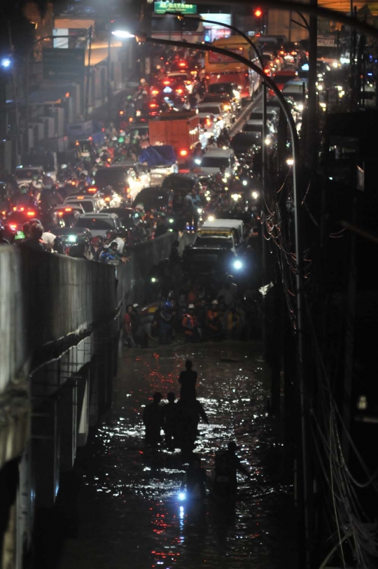 Banjir rendam ratusan rumah warga di Cililitan