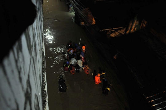 Banjir rendam ratusan rumah warga di Cililitan