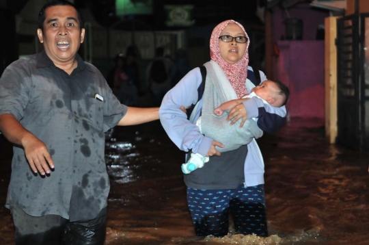Banjir rendam ratusan rumah warga di Cililitan