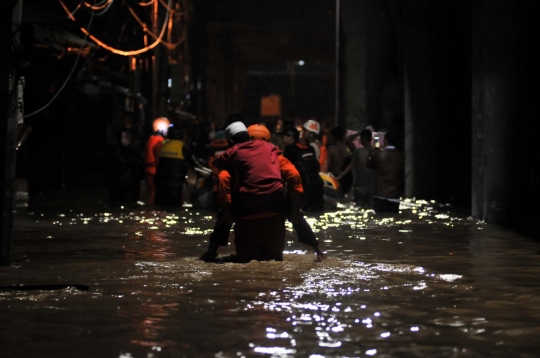 Banjir rendam ratusan rumah warga di Cililitan