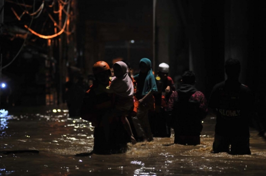 Banjir rendam ratusan rumah warga di Cililitan