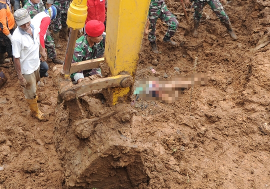 Sulitnya evakuasi korban tanah longsor di Cijeruk