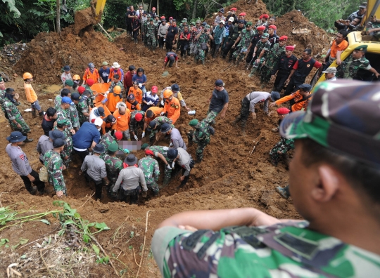 Sulitnya evakuasi korban tanah longsor di Cijeruk