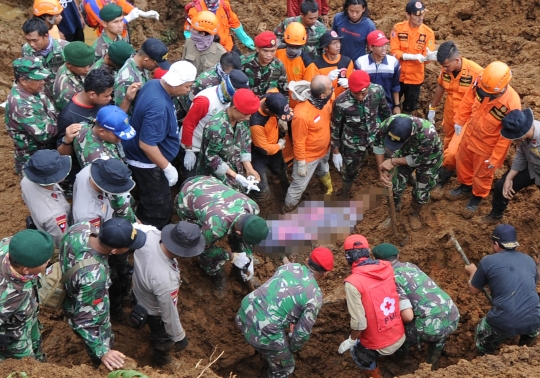 Sulitnya evakuasi korban tanah longsor di Cijeruk