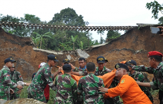 Sulitnya evakuasi korban tanah longsor di Cijeruk