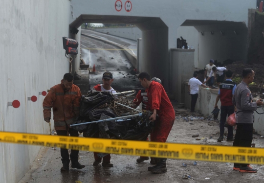 Proses olah TKP tanah longsor di underpass Bandara Soekarno-Hatta