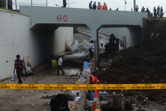 Proses olah TKP tanah longsor di underpass Bandara Soekarno-Hatta