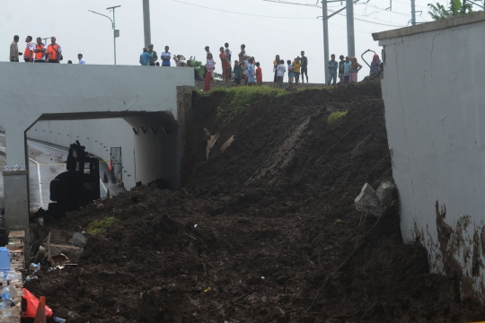 Proses olah TKP tanah longsor di underpass Bandara Soekarno-Hatta